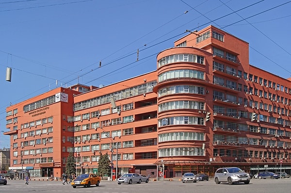 9. Это броское сооружение - здание Наркомзема — является памятником архитектуры конструктивизма. Кто его спроектировал?