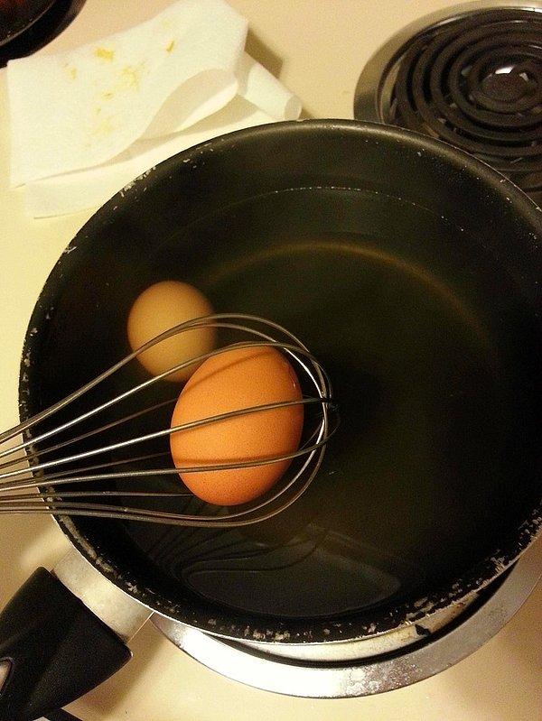 21. Haşlanmış yumurtayı soymak için çırpma teli kullanın.