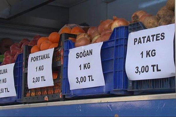 Ucuza sebze ve meyve satılan noktalara ise vatandaşlar yoğun ilgi gösterdi.