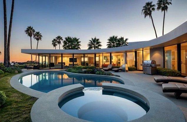 Gelelim Elon Musk'a... Musk, Los Angeles'ta bulunan ve tasarımıyla baş döndüren evini 4,5 milyon dolara satışa çıkardı. Bilemedik kim alır kim almaz.🤷♀️