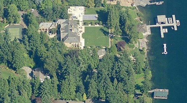 Microsoft’un eski CEO’su Steve Ballmer'ın evi de ev değil yani. Tenis kortu falan da var evde.