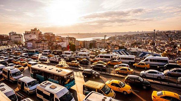 Geçtiğimiz yıl İstanbul'da otomobil kullanan bir kişi 6,5 gününü trafikte bekleyerek geçirdi.