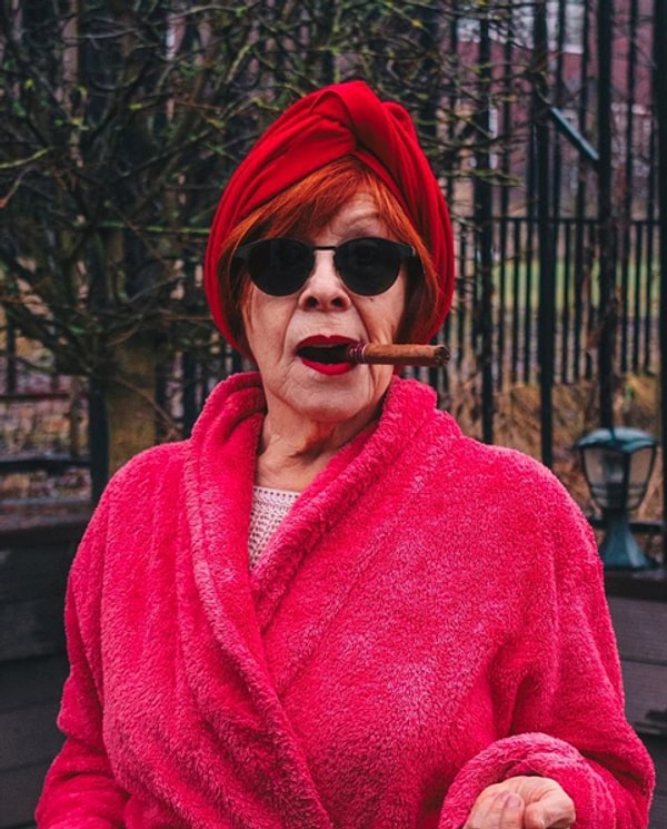 2. Ольга Киприяновна обожает троллить модных блогеров и инфлюенсеров, а еще снимает свои собственные ролики и участвует в Инстаграм-челленджах.