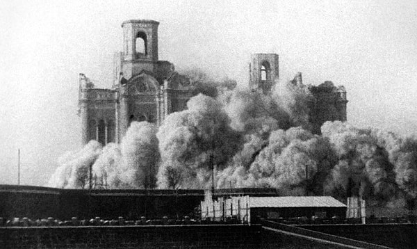 7. А помните, что в СССР было на месте Храма Христа Спасителя?