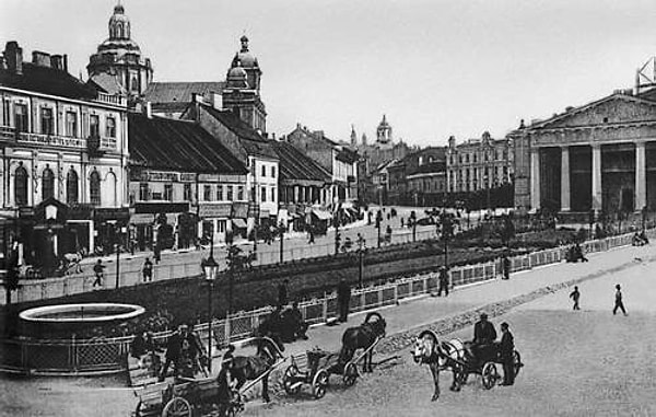 12. Республики СССР имели право свободно выйти из состава Советского Союза. Какая из республик первая это сделала?