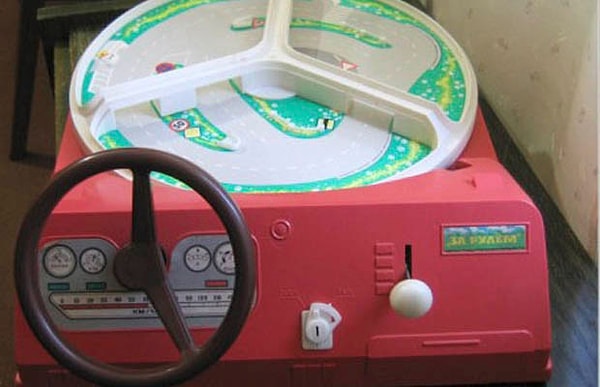 2. В чем заключалась цель игры "За рулем"?