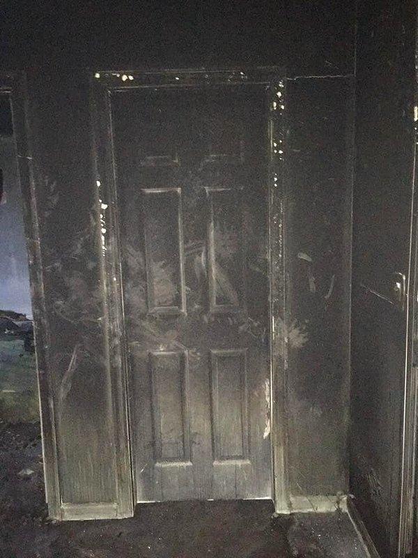 Yaşam ile ölüm arasındaki farkı göstermek için aynı kapının iki farklı tarafının fotoğrafını yayınladı. Kapının bir tarafı yangın dolayısıyla kararmış ve kömürleşmişken diğer tarafı yangından etkilenmemişti.