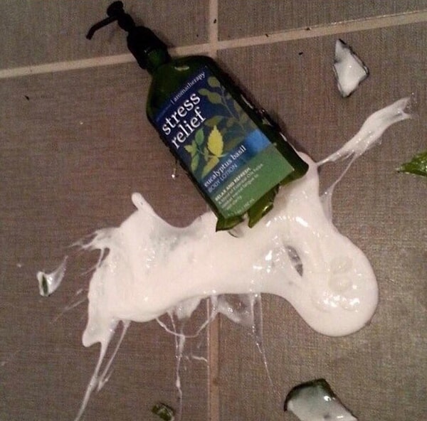 8. И ведь самая ирония в том, что на бутылке написано, что этот лосьон для тела борется со стрессом