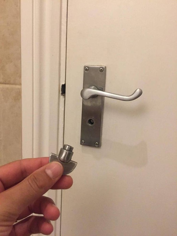 10. Когда остался один дома и не смог выйти из ванной комнаты