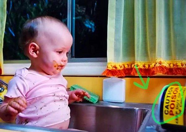 10. Matilda filminde, ailenin bebeği ne kadar ihmal ettiğini göstermek için bebeğin banyo yaptırıldığı sahnenin hemen kenarına devrilmiş bir zehir kutusu yerleştirilmiş.