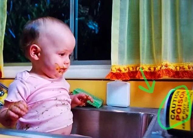 10. Matilda filminde, ailenin bebeği ne kadar ihmal ettiğini göstermek için bebeğin banyo yaptırıldığı sahnenin hemen kenarına devrilmiş bir zehir kutusu yerleştirilmiş.