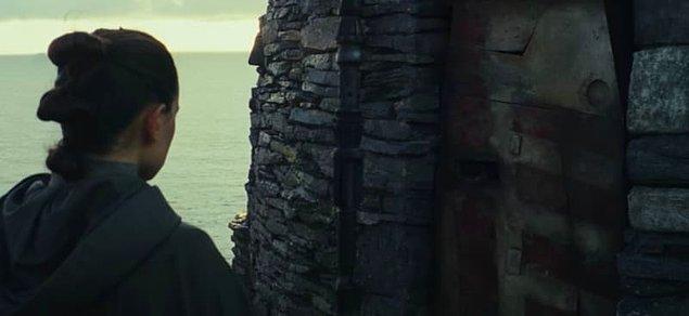 13. Star Wars: Son Jedi filminde, Luke'un Ahch-To gezegenindeki kulübeye girmek için kullandığı kapı aslında eski X-Wing savaş gemisine ait.