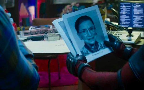16. Deadpool 2'de kahramanımız X-Force için başvurulara bakarken Ruth Bader Ginsburg'un resmini görüyoruz. Altında da süper kahraman ismi olarak "Adı çıkmış R.B.G" yazıyor.