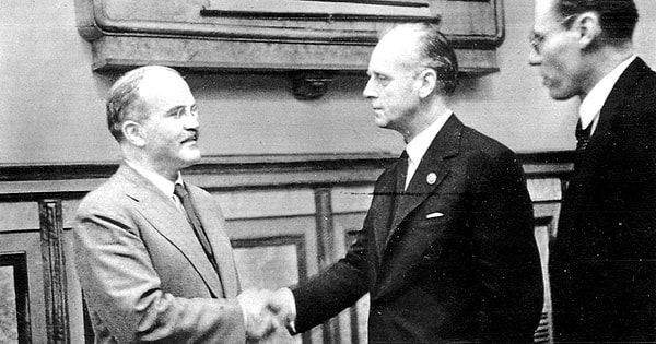 4. В каком году СССР и Германия заключили договор о ненападении, известный как пакт Молотова-Риббентропа?