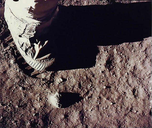 12. İnsanlık için büyük bir adım: Ay yüzeyinde adım atan bir astronotun ayak izinin 1969 yılına ait fotoğrafı.