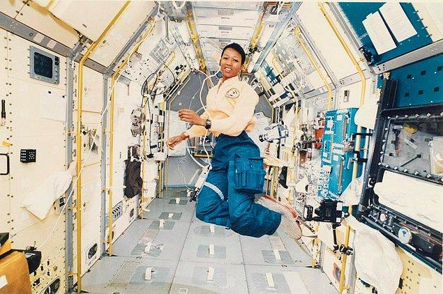 13. Astronot Mae Jemison, 1992'de Endeavor'un içinde süzülürken.