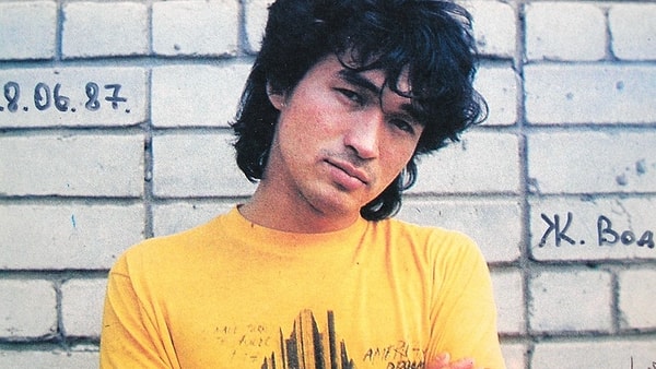 6. Лидер группы "Кино" Виктор Цой погиб в автокатастрофе.