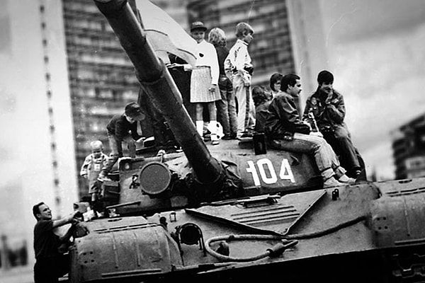 7. В 90-е в России начали появляться первые оппозиционные партии.