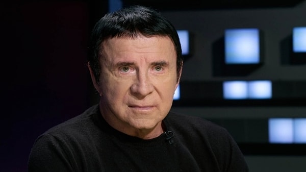 9. Кашпировский проводит первый сеанс гипноза по телевизору.