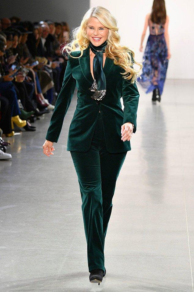 65 yaşındaki eski model Christie Brinkley, Elie Tahari defilesinde yürüyerek podyumu onurlandırdı.