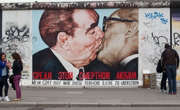 13. На берлинской стене появляется граффити, изображающее целующихся генерального секретаря ЦК КПСС Леонида Брежнева и руководителя ГДР Эриха Хонеккера.