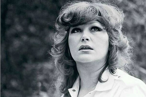 1. Как зовут эту артистку?