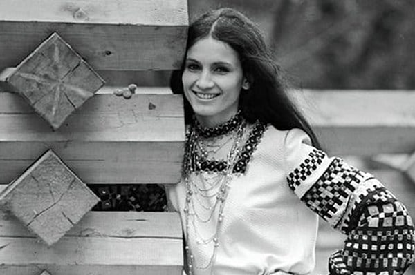 13. Как зовут эту певицу?