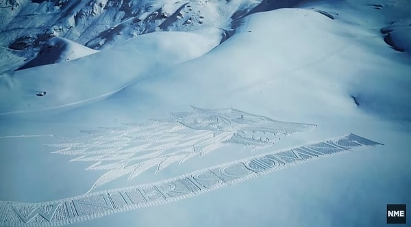 А вот и картина полностью. Любимая многими "Игра престолов".