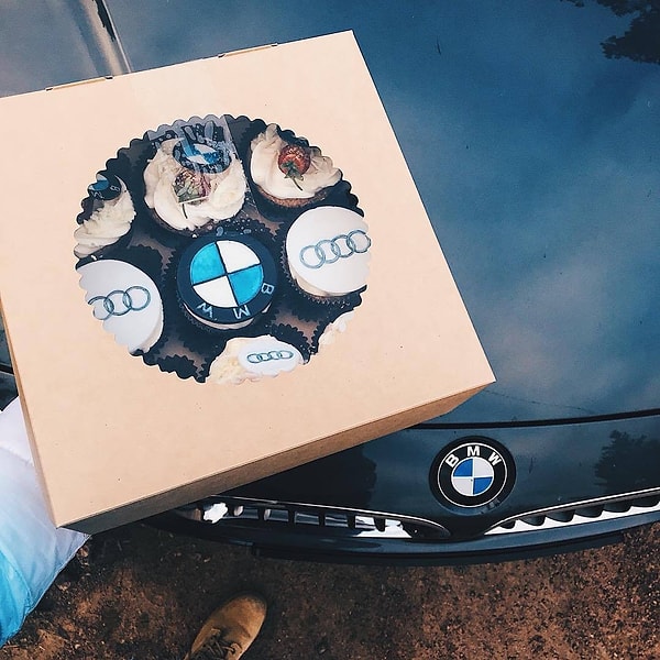 16. Когда твой парень любит авто и сладенькое