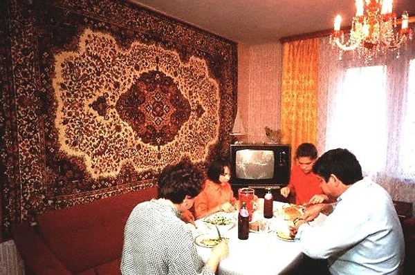 11. Правда или нет то, что ковер (220х137 см) стоил дороже пылесоса «Тайфун»?