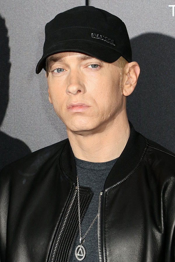 4. Да и, наверное, было бы странно, если бы рэпер, обличающий пороки общества, ходил с улыбкой в 32 зуба.