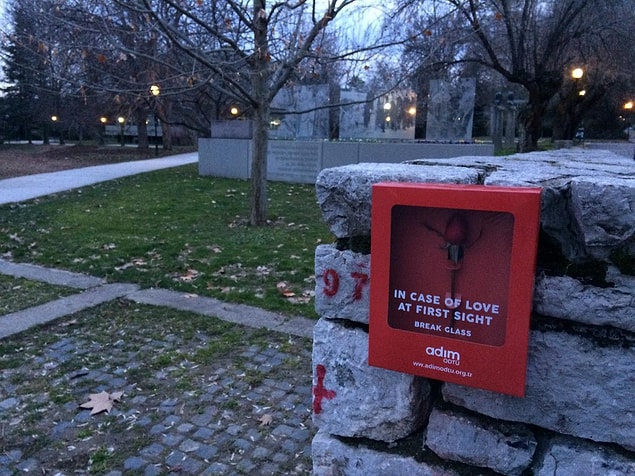 Kampüsün her yerine acil durum kutuları yerleştirildi.