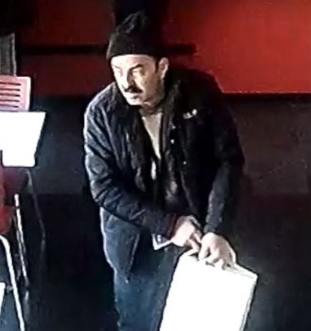 Dolandırıcı da parayı kendine ait olan ve o noktaya yakın olan kuyumcu dükkanında bir zarfa bıraktığını geçerken almasını söyledi.