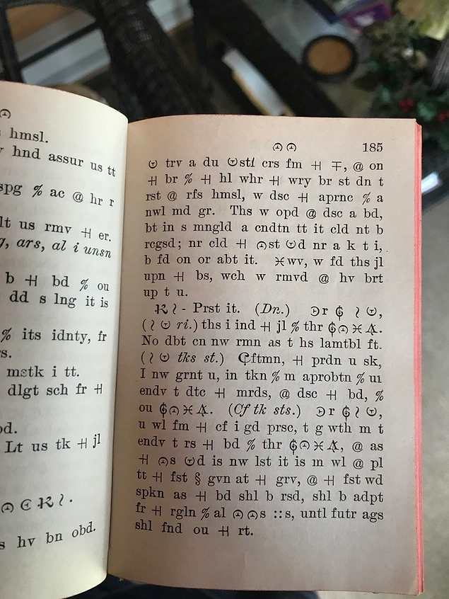 Mason yazılarıyla dolu bir kitap.