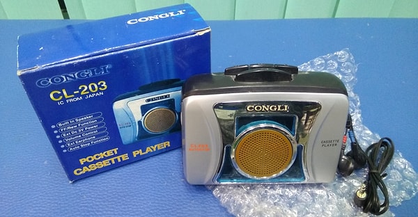 11. У вас был кассетный плеер, который часто зажевывал эти самые кассеты с любимыми песнями Бритни Спирс, «Иванушек», Limp Bizkit, «На-На» и «Стрелок»