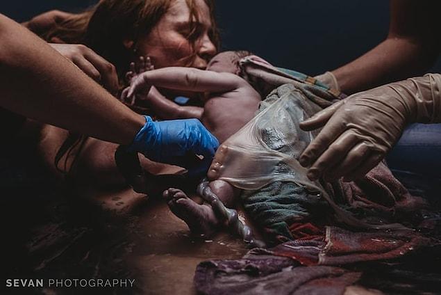 2. First time of a mother with her baby won Best in Cetegory: Birth Details: "Enveloped" by Samantha Evans