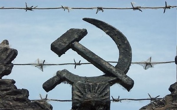 7. В результате чего в СССР был установлен железный занавес?