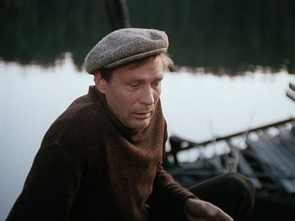 3. Как звали героя Александра Михайлова в фильме "Любовь и голуби"?