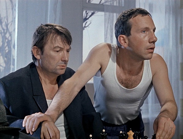 8. Как звали героя Савелия Крамарова в фильме "Джентльмены удачи"?