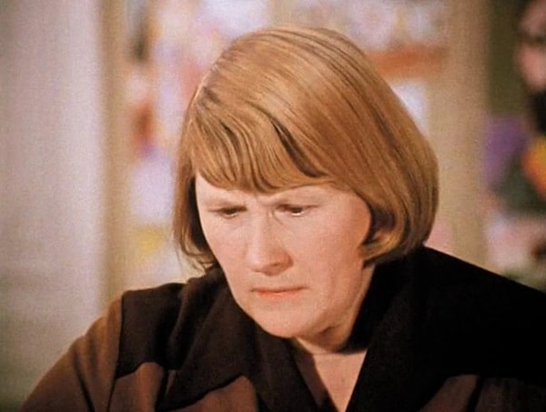 10. Как звали героиню Людмилы Ивановой из фильма "Служебный роман"?