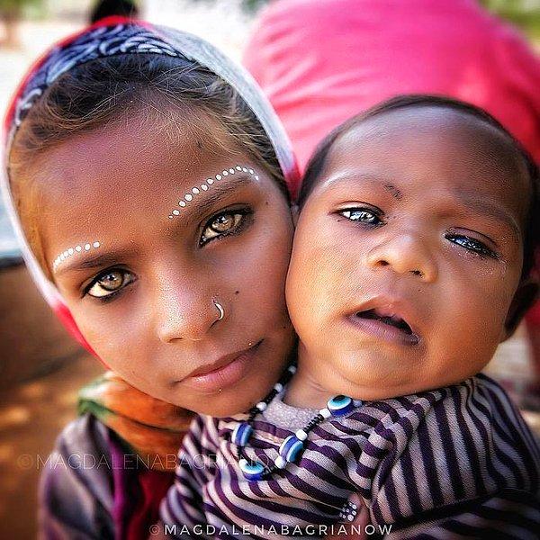 4. Pushkar eteklerinde bir kız çocuğu ve küçük kardeşi.