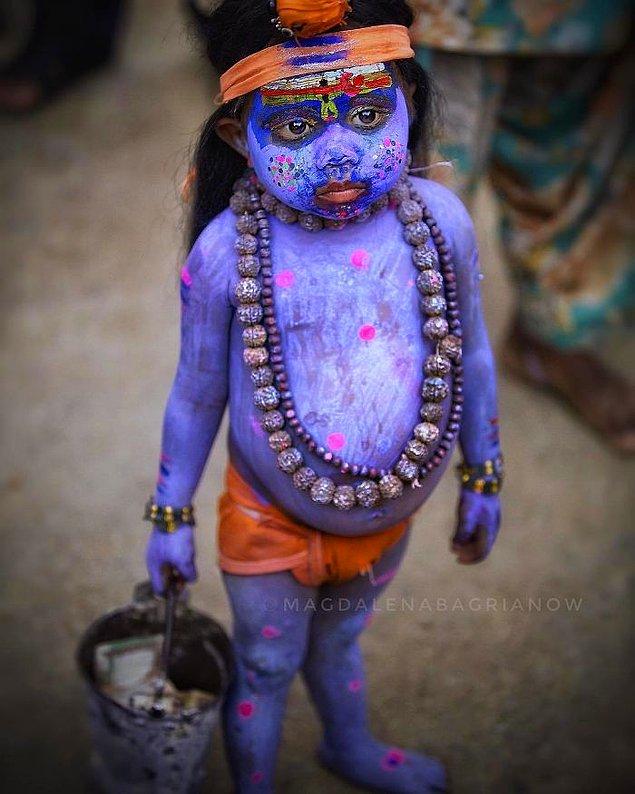 12. Bir Hindu tanrısı olan Lord Shiva gibi giyinmiş küçük Racastanlı bir çocuk.