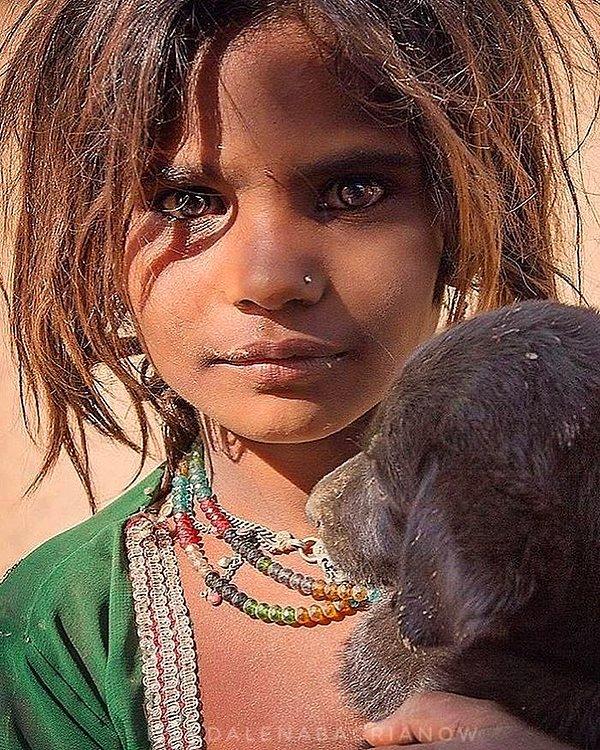 18. Pushkar eteklerinde çekilen Bhopa kastından çingene bir kızın portresi.