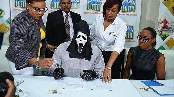 Suç oranı yükselen Jamaika'da, bir loto milyoneri, çetelerden korunmak için çareyi maske takmakta buldu.