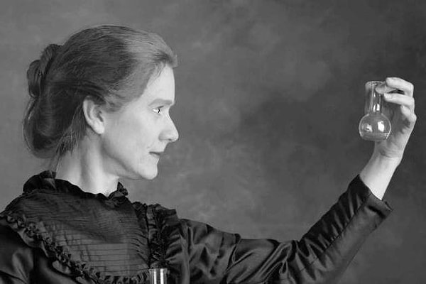 13. Как зовут женщину на фото?