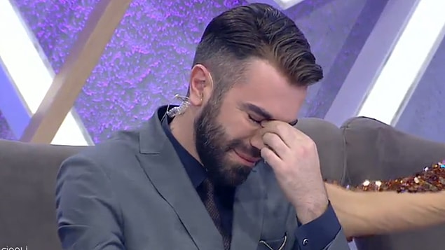 Sonrasında da linç ediliyorum, hakaretlere uğruyorum diyerek canlı yayında ağlamıştı.