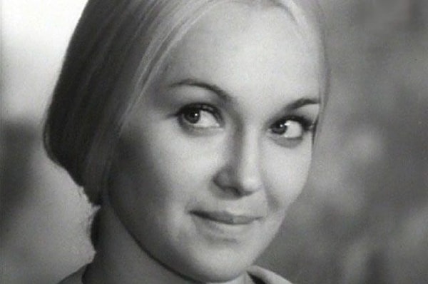 1. Кто это? Небольшая подсказка: она играла в фильме «Большая перемена».