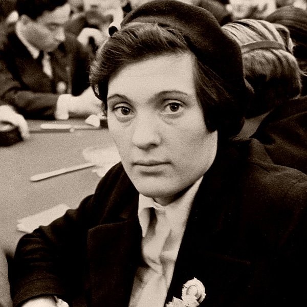 7. Кто это женщина? «Сто тысяч подруг — на трактор!» — такой у нее был лозунг.