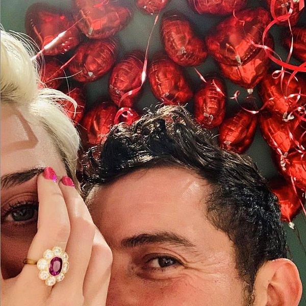 Çift, nişanlandıkları haberini ilk kez, paylaştıkları tatlı Instagram gönderisinde Katy'nin pembe elmaslı hoş nişan yüzüğünü gösteren bir fotoğrafla duyurdu.