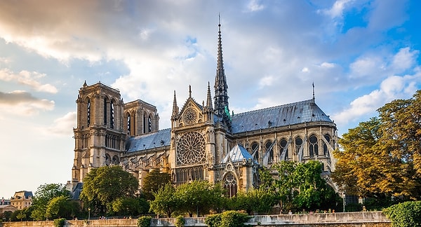 6. В каком стиле построен собор Нотр-Дам-де-Пари?